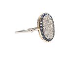 gros plan d'une bague en diamant et saphir sur fond blanc
