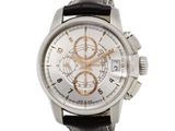 gros plan d'une montre sur fond blanc