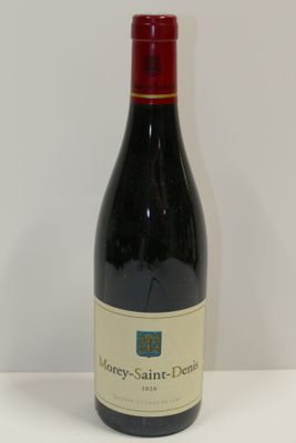 une bouteille de vin posée sur une table