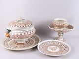 Plusieurs types d'assiettes et de tasses sont posés sur une table