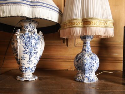 deux vases bleus et blancs et une lampe posés sur une table