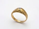 une image d'une bague en or avec un diamant au centre