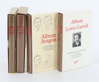 trois livres sont empilés sur une surface blanche