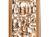 panneau en bois sculpté avec une crèche au centre