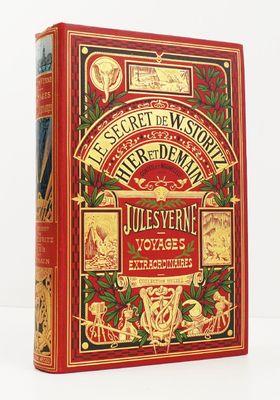 un livre rouge orné de lettres dorées et d'illustrations