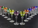 de nombreux verres à vin alignés en rang sur une table
