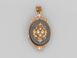 un pendentif en or et onyxine noire orné de perles