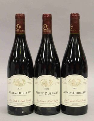 trois bouteilles de vin rouge sont alignées sur une table