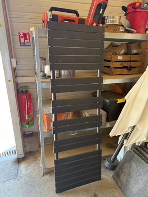 un garage avec un porte-outils à l'intérieur