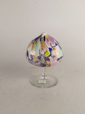un vase en verre orné d'un motif coloré