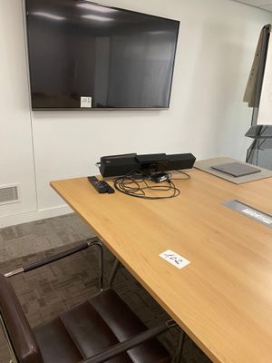 une photo d'une salle de réunion équipée d'un téléviseur à écran plat
