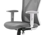 une chaise de bureau avec une assise grise et un piètement blanc
