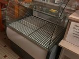 une vitrine en verre comportant une grille à l'intérieur