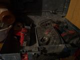 une boîte à outils avec des outils posés sur une table