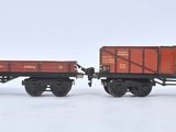 quatre petits trains alignés les uns à côté des autres