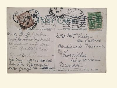 une vieille carte postale sur laquelle sont collés de nombreux timbres