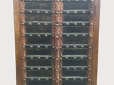 une vieille armoire en bois surmontée de nombreux tiroirs