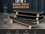 Trois skateboards sont empilés les uns sur les autres, avec la mention « lot de 4 grands skates »