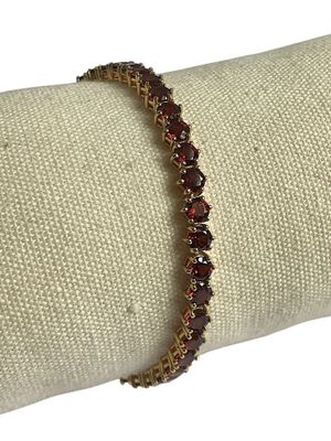 une photo d'un bracelet composé de grenats et de perles