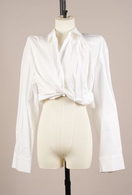 une photo d'une chemise blanche sur un mannequin