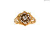 gros plan d'une bague en or avec des diamants sur fond blanc