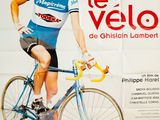 affiche représentant un homme à vélo accrochée au mur d'une pièce