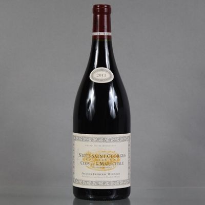une bouteille de vin posée sur une table à côté d'une bouteille de vin