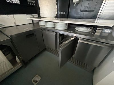 une cuisine équipée d'un évier, d'un lave-vaisselle et d'un lave-vaisselle