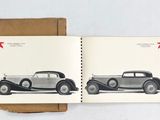 un livre ouvert sur lequel figurent un dessin et une photo d'une voiture