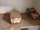 une boîte posée sur un comptoir dans une pièce