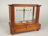 une vieille horloge en bois avec une vitrine en verre