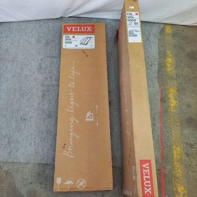 Des cartons de différentes tailles sont posés les uns à côté des autres sur le sol.
