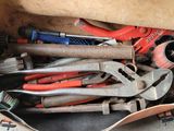 une boîte remplie d'outils posés sur le sol