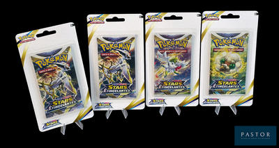 Trois paquets de cartes à collectionner Pokémon sont présentés sur un fond noir