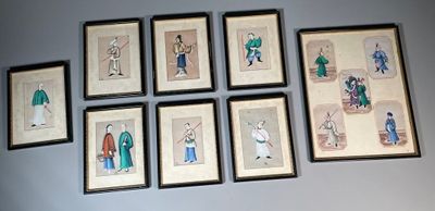neuf tableaux encadrés accrochés au mur d'une pièce