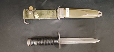 deux couteaux posés l'un à côté de l'autre sur une table