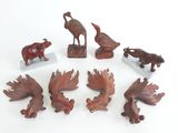 un ensemble de figurines d'animaux exposées