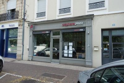 voitures garées sur le bord de la route, devant un immeuble