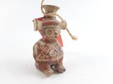 une figurine représentant un chien coiffé d'un chapeau