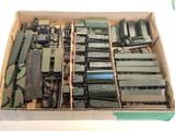 une boîte remplie de petits trains posée sur une table