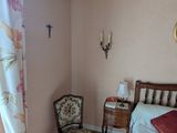 une chambre avec un lit, une chaise et un miroir accroché au mur