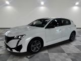 la voiture blanche est garée sur un sol en damier dans le garage