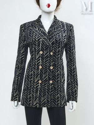 un mannequin portant une veste noire et blanche à boutons dorés