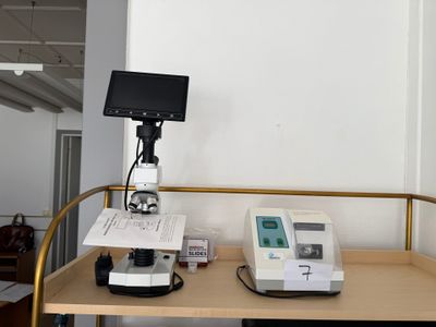 un bureau sur lequel se trouvent un ordinateur et un microscope