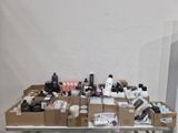 une table sur laquelle se trouvent de nombreuses bouteilles et d'autres objets
