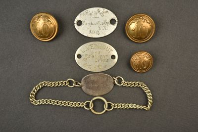 un gros plan sur un ensemble d'objets métalliques variés posés sur une table