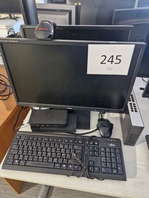 un ordinateur de bureau posé sur une table avec un clavier et une souris