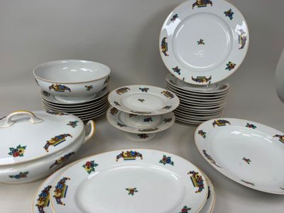 beaucoup d'assiettes et de bols posés sur une table