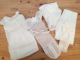 beaucoup de vêtements blancs par terre, par terre