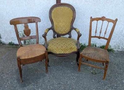 trois chaises qui sont assises l'une à côté de l'autre